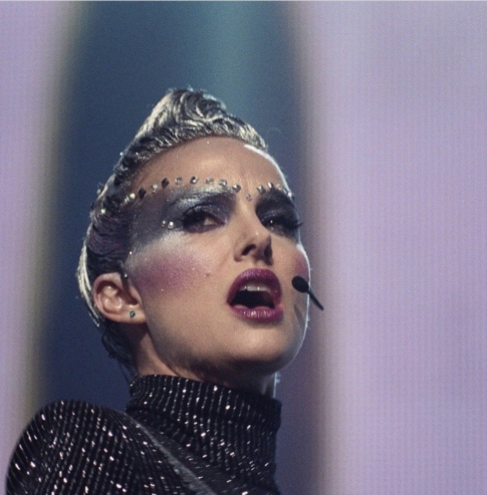 ناتالی پورتمن در نمایی ار فیلم سینمایی «وکس لوکس» (Vox Lux)